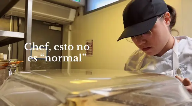 En cocina hay conductas que durante años se han normalizado como “parte del oficio”, pero que no deberían ser aceptadas por nadie. Gritos, sarcasmos, humillaciones, largas jornadas sin límites y liderazgos basados en el miedo, nada de eso hace a un buen chef. Este carrusel no es una crítica por criticar: es una invitación a reflexionar sobre la manera en la que trabajamos, aprendemos y convivimos dentro de una brigada. Porque la técnica importa, sí, pero la forma en la que tratamos a los demás importa igual o más. Los cocineros, reposteros, personal de servicio son el cuerpo que hacen que tu restaurante sea lo que es. Si para que te escuchen tienes que gritar, ¿realmente sabes comunicarte? Si para enseñar necesitas humillar, ¿realmente sabes liderar? La cocina puede ser exigente, intensa y retadora. Pero también puede ser humana. Hablemos más de esto. Cambiemos lo que no debe seguir siendo normal. . . . #pastrychef #cheflife #inspiration #gourmet #chef 