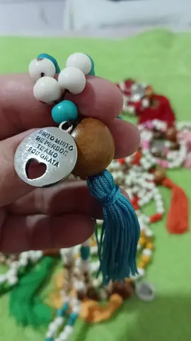 Japamala 108 contas Feito com contas abs Garantimos a qualidade de nossos produtos. Todos os nosso Japamalas são fabricados com material extra premium de altíssima qualidade. Utilizamos um fio ultra resistente que não arrebenta igual ao fio de algodão e sem qualquer tipo de enceramento. Ao mesmo tempo que é resistente oferece um toque macio para as mãos durante a pratica da meditação. **JAMAIS LAVE SEU JAPAMALA COM ÁGUA** - O ato de lavar o japamala com água é muito indicado na internet, mas pode danificar seu japamala de forma irreversível. Utilize uma pedra de selenita para fazer a purificação ou utilize incensos As peças são fabricadas uma a uma de forma artesanal com muita atenção carinho e aconchego garantindo ainda mais aproximação entre o produto e o cliente. Durante a produção sempre usamos incensos de Palo Santo, temos vários orgonites espalhados em nosso atelier para garantir uma excelente energia na fabricação.#hooponopono #meditacao #japamala108contas #bethrusso #hooponoponomagico @Universo Diva's é Shop @Universo Diva's é Shop @Universo Diva's é Shop 