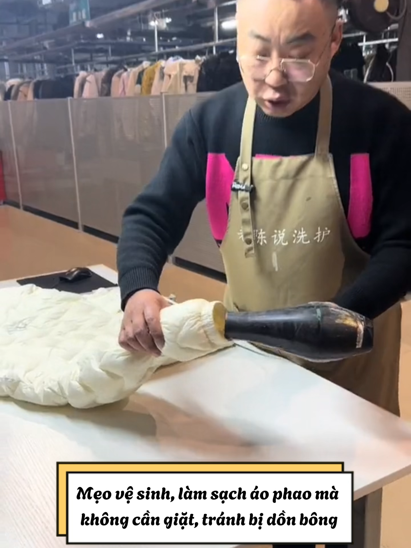 Không cần giặt cả áo khoác. Bạn có thể dùng cách này để vệ sinh những vết bẩn trên áo! #giatdodong #aophao #uniqlo #khoaclongvu #meohaymoingay #tipsandtricks