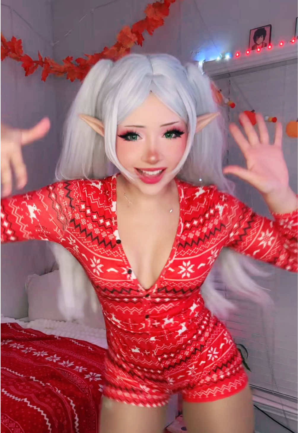 new vlog is up on yt! #cosplaydance #frierenanime #animecosplay #frieren #christmascosplay 