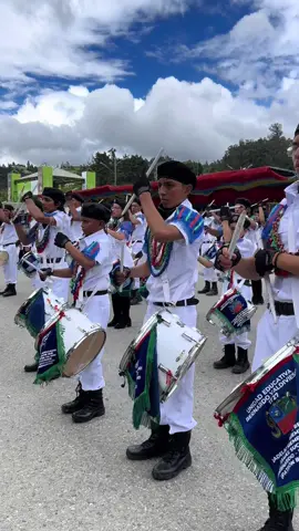 Estudiantes del colegio Bernardo Valdivieso, los únicos en rendir honores a la ciudadanía, como es su característica al pasar por la tribuna. 