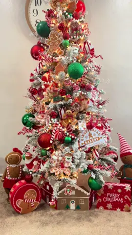 Gingerbread ✨EVERYTHING✨ #christmastree #gingerbread #treedecorating #gingerbreadchristmastree #cakesbyalejandra 