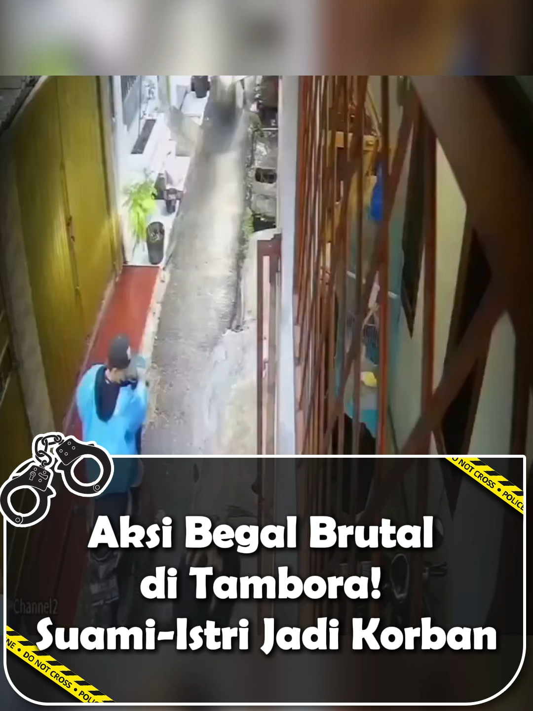Sepasang suami istri di Tambora, Jakarta Barat, menjadi korban pembegalan saat hendak beraktivitas. Pelaku menghadang dan mengancam dengan senjata tajam serta senjata api sebelum merampas handphone milik korban. Peristiwa ini kembali memicu kekhawatiran warga terkait meningkatnya aksi kriminalitas. Polisi diharapkan segera menangkap pelaku dan memperketat keamanan di wilayah tersebut Informasi lengkapnya gabung grup tele @kriminaltoday follow juga akun Utama kita>> @kriminaltoday #kriminal #fyp #kriminaltoday #foryou #beritakriminal #maling #pencuri #cctv #begal #tambora #jakarta #jangkauanluas #fypage #tindakkriminal #kriminaltodaynews