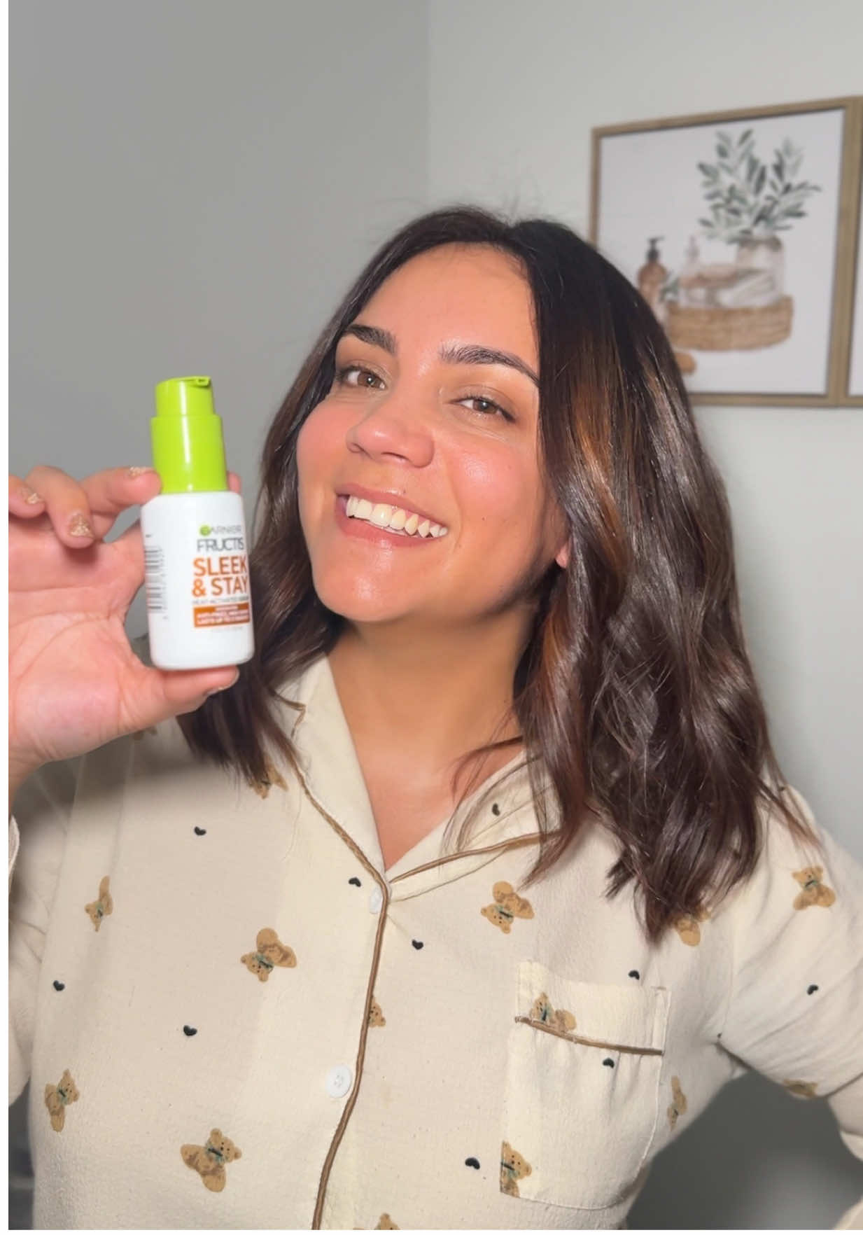 ✨ Si el frizz es lo que arruina tu peinado TODOS los días, este video es para ustedes. Hoy estuve probando el Sleek & Stay de @GarnierUSA y wow… el brillo es REAL y el control también. 😍💚 Lo mejor es que es súper fácil de usar: agítalo, sécalo y alísalo. Entre el clima, la humedad y el mar, mi cabello siempre pelea conmigo… pero hoy cero frizz y un brillo que se nota a simple vista. ✨ Gracias @garnierusa por enviarme este producto. Yo lo probé para que ustedes no tengan que adivinar si funciona… y sí funciona. 💁🏻‍♀️🔥 Si quieren el LINK, coméntenlo abajo y se los paso. 👇💚 #haircareroutine #sleekandstay #frizzcontrol #beckyg #garnierpartner 