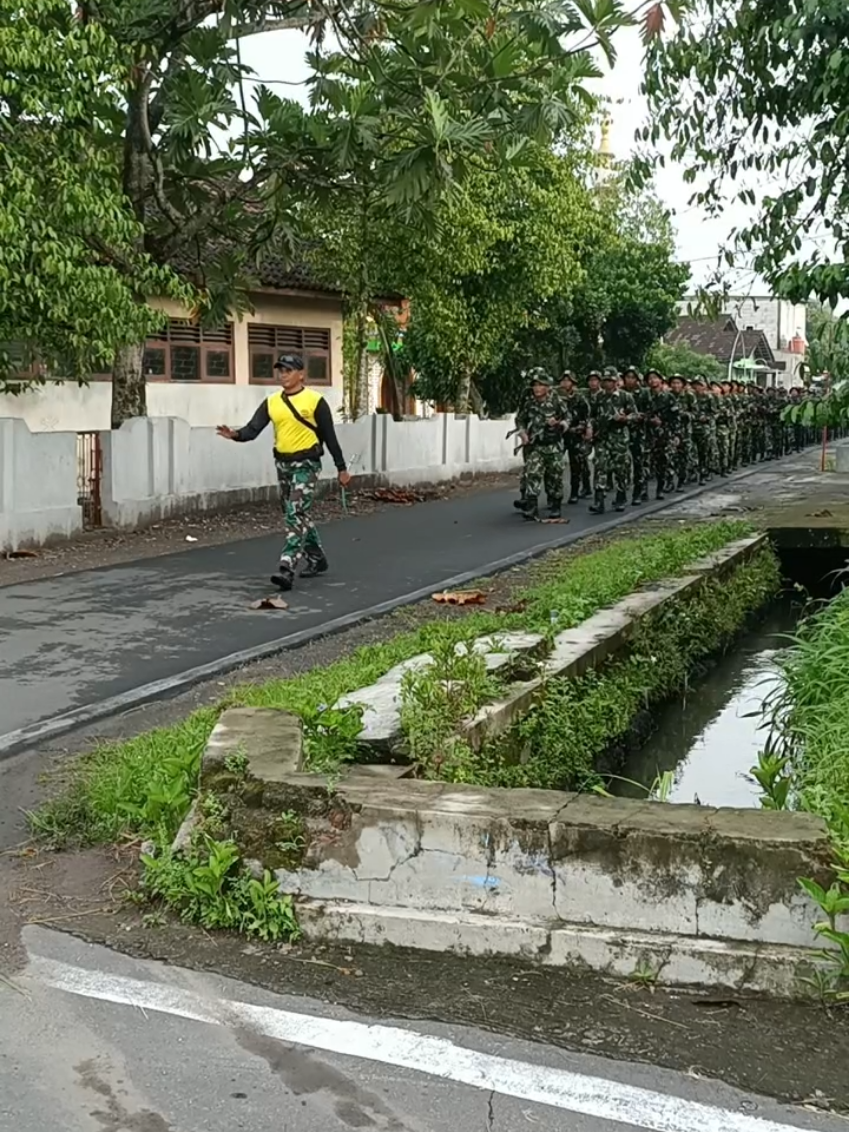 maasya allah kompak sekali bapak-bapak tentara ini, pasukan baret merah memang mantapp, keren sekali 😅👍👍 #tni #tniindonesia🇮🇩 #tniad #angkatandarat #kopassus 