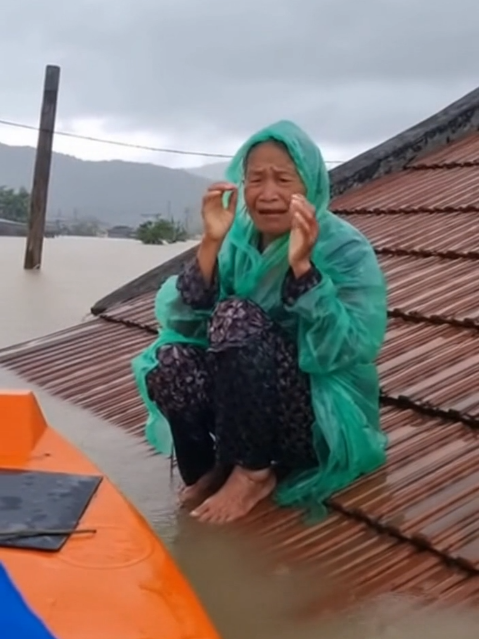 Cầu mong bão sớm hết, bà con miền Trung bình an #bão #bãolụtmiềntrung #viral #xuhuong #fyp 