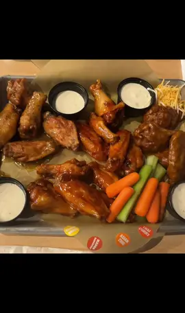 Hôm nay con gái dẫn đi ăn cánh gà ( quán Mỹ)#cuocsongomy🇺🇸 #duongpho🇺🇸 #nhaomy🇺🇸 #canhdep #mythichsansale  @Nguyễn Nguyệt 🌝  @Nguyễn Nguyệt 🌝  @Nguyễn Nguyệt 🌝 