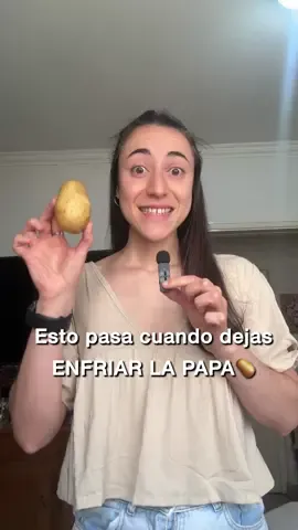¿SABÍAS ESTO DE LA PAPA FRÍA? 🥔  Cuando cocinamos la papa, el almidón de gelatiniza para que sea más fácil de digerir. En cambio, cuando dejamos enfriar la papa, el almidón se RETRÓGRADA. Esto hace que las enzimas digestivas no puedan acceder, por lo tanto, el almidón llega al colon y funciona como una FIBRA PREBIOTICA: 🔹 MEJORA NUESTRA MICROBIOTA 🦠: al llegar al colon, el almidón es fermentado por nuestras bacterias intestinales produciendo ácidos grasos de cadena corta (que tiene múltiples beneficios para nuestra salud). Es decir, nuestras bacterias beneficiosas se van a alimentar de este almidón resistente🙌🏻 🔹MAYOR SACIEDAD: este almidón se digiere más lentamente por lo tanto esto produce mayor sensación de saciedad. 🔹DISMINUYE LA RESPUESTA GLUCEMICA: Nos va a ayudar a mantener más estables los niveles de glucosa en sangre.🩸  Esto no solo sucede con la papa, si no también con todos los alimentos que nos aportan ALMIDÓN como arroz, fideos, batata, legumbres, etc. ⬇️Contame acá abajo si conocías esta info🙌🏻⬇️ 👩🏻Lic. Rocio Tordini 💻Turnos online y presenciales (en Tigre y San Isidro) 📝Planes de alimentación personalizados  📌Link en mi biografía para más info sobre turnos #saludable #nutricion #recetassaludables #recetasfit #nutriciondeportiva