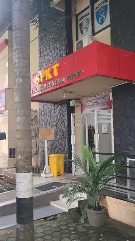 PALEMBANG, HALUANSUMATERA.COM – Kasus dugaan tindak pidana Penipuan dan Perbuatan Curang (Pasal 378 KUHP) serta Penggelapan (Pasal 372 KUHP) resmi dilaporkan ke Sentra Pelayanan Kepolisian Terpadu (SPKT) Polda Sumatera Selatan (Sumsel) pada Senin, 18 November 2025, pukul 16.50 WIB. ​Pelaporan ini dilakukan oleh korban melalui kuasa hukumnya, H. Anton Nurdin HP, S.T., S.H., M.Si, dengan terlapor Sutio Putra Gentakarya dkk.  ​ ​Menurut laporan kepolisian bernomor: STTLP/B/1625/XI/2025/SPKT/POLDA SUMATERA SELATAN, dugaan tindak pidana ini bermula pada 26 Februari 2025 di Palembang. Terlapor, yang mengaku sebagai sebagai Marketing dari Mitra Digital ( MBD), mengajak para korban untuk bergabung  di MBD.  Terlapor menjanjikan akan memberikan titik untuk menjalankan Program Makan Bergizi Gratis (MBG). Untuk mempelancar  aksinya terlapor telah beberapa kali melaksanakan pertemuan serta seminar yang diikuti para korban.  H. Anton Nurdin HP, S.T., S.H., M.Si, yang ditunjuk secara resmi untuk menangani kasus ini menerangkan untuk mendapatkan titik MBG yang nantinya akan menjadi dapur MBG para korban minta sejumlah uang oleh terlapor, yakni berkisar 30.000.000 - 40.000.000 / orang.  ​