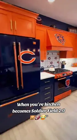 When you’re a Chicago Bears fan… and your kitchen becomes Soldier Field 2.0 🐻🏈😂” This Bears-obsessed queen remodeled her entire kitchen into a Chicago super-fan paradise — because why just cook when you can Bear Down while boiling pasta? From orange-and-navy everything to a fridge that’s basically a mascot, this transformation is WILD. Chicago pride level: elite. 🐻⬇️ #ChicagoBears #BearDown #BearsFan #NFLFans 