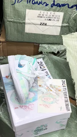 Sb Dunk Low “Year Of The Dragón” 🐉  Entregas personales en toda Caracas 📍✅ Envíos a nivel nacional 🇻🇪 WhatsApp: 04127271258 Síguenos en Instagram: @leosports_28 #fyp #sbdunkyearofthedragon #nike #sneakerhead #caracasvenezuela 