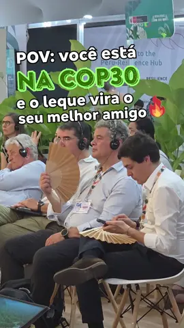 Égua, tá quente! 🔥🥵 O calor intenso em Belém durante a COP30 transformou o leque no melhor amigo dos jornalistas, diplomatas e turistas que circulam pela Blue Zone e Green Zone. O acessório virou item indispensável, pois mesmo com sistemas de refrigeração, há áreas onde o ar-condicionado não dá conta de combater o calor de 33ºC registrado nos últimos dias na capital paraense. #TerraBrasil #TerraNaCOP30 #TerraMais #COP30 #Calor   