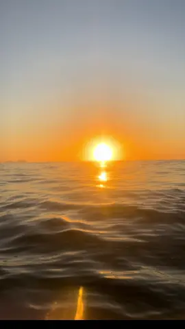 Gravando o vídeo seguindo as instruções de uma diva aqui do tik tok. O nascer do sol em Copacabana simplesmente lindo 🥹 #vaiprofycaramba #foryoupage #trending 