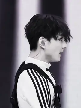 part 2  Selepas malam itu, kamu memilih untuk menjauhkan diri dari Jungwon. Ada ketakutan yang tak bisa kamu pungkiri setiap kali melihatnya, bayangan akan sosoknya yang dingin dan berkuasa di bawah rembulan terus menghantuimu. ••• Kamu jadi lebih sering menghindari lorong-lorong sekolah yang biasa kalian lewati, mencari jalan lain agar tidak bertemu dengannya.   Suatu hari, kamu dan teman-temanmu sedang berjalan-jalan di sekitar kota. Tiba-tiba, kalian melihat Jungwon yang entah muncul dari mana, berjalan mengikuti jalan raya yang kalian lalui.   