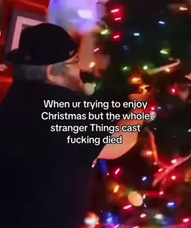 Yeah I love opening presents after Steve freaking dies!! 😹✌️ #strangerthings #strangerthings5 #fyp #strangerthingscast #christmas 