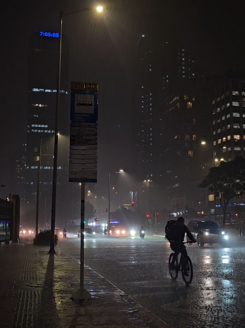 Si viven en Bogotá, lleven sombrilla a todo lado 😔👍 #lluvia  #vallenato #bogota #fyp 