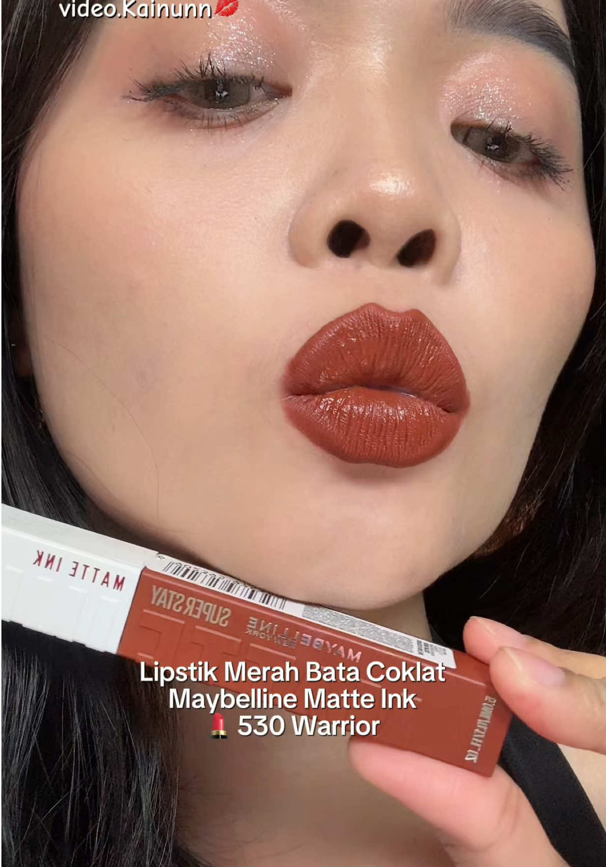 Maybelline 530 Warrior shade yang wajib kamu punya !! Merah Bata Coklat yang bikin look kamu jadi makin edgy 🔥✨ @Maybelline Indonesia  . . . #maybelline530warrior #cumamatteinkyangbisa #wearemaybelline #maybellinesuperstay #lipmatte 