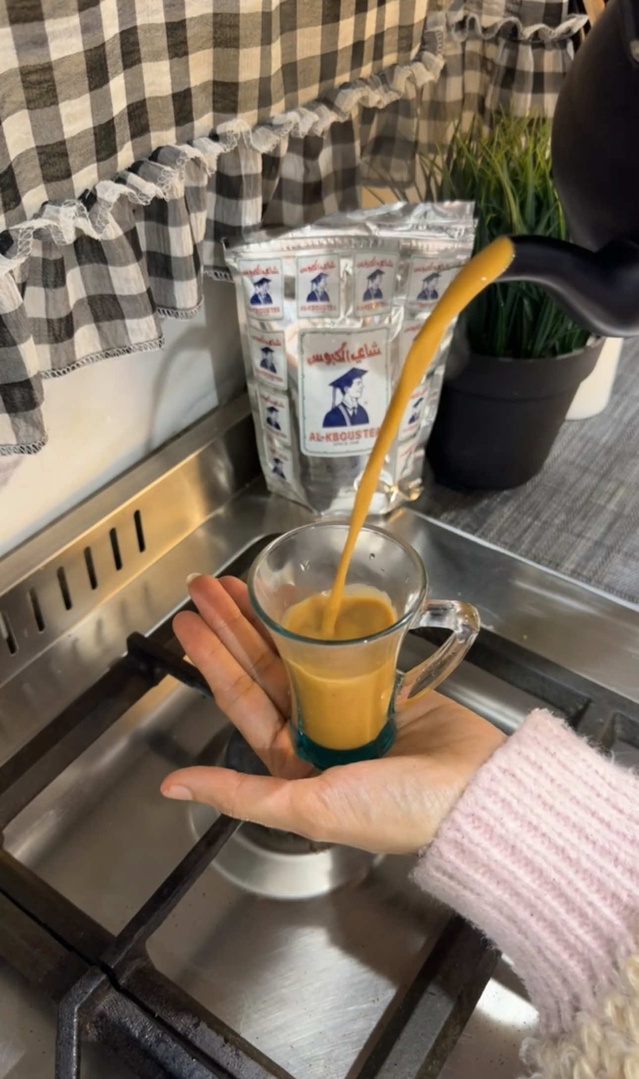 بيله لكل من هيل مطحون زنجبيل مطحون ملعقه صغيره قرنفل مطحون ثلاث بيالات كبير شاهي كبرس الطريقه ثلاث ملاعق صغيره في ماء والسكر حسب الرغبه نخليهم خمس دقايق ثم نضيف الحليب ونخليه خمس دقايق وبالعافيه #شاهي #اكسبلورexplore #ijokeii #explore #تصويري 