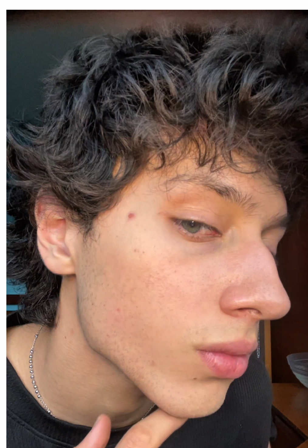 Este combo es demasiado poderoso para la piel: 1️⃣ Limpias con el Deep Pore Cleanser de @JUMISO_latam que ayuda a sacar suciedad profunda y exceso de grasa. 2️⃣ Metes tu cara en agua con hielo: esto desinflama, cierra temporalmente los poros y deja la piel más lisa. 3️⃣ Terminas con la Niacinamide 20 Serum para aclarar manchas, controlar grasa y mejorar textura. ¿Cómo hacerlo? ✔️ Limpia tu rostro ✔️ 10–15 segundos en agua fría ✔️ Aplica tu serum de niacinamida Hazlo 3–4 veces por semana y vas a notar el cambio. #jumiso #skincare #piel #tips #niacinamide 