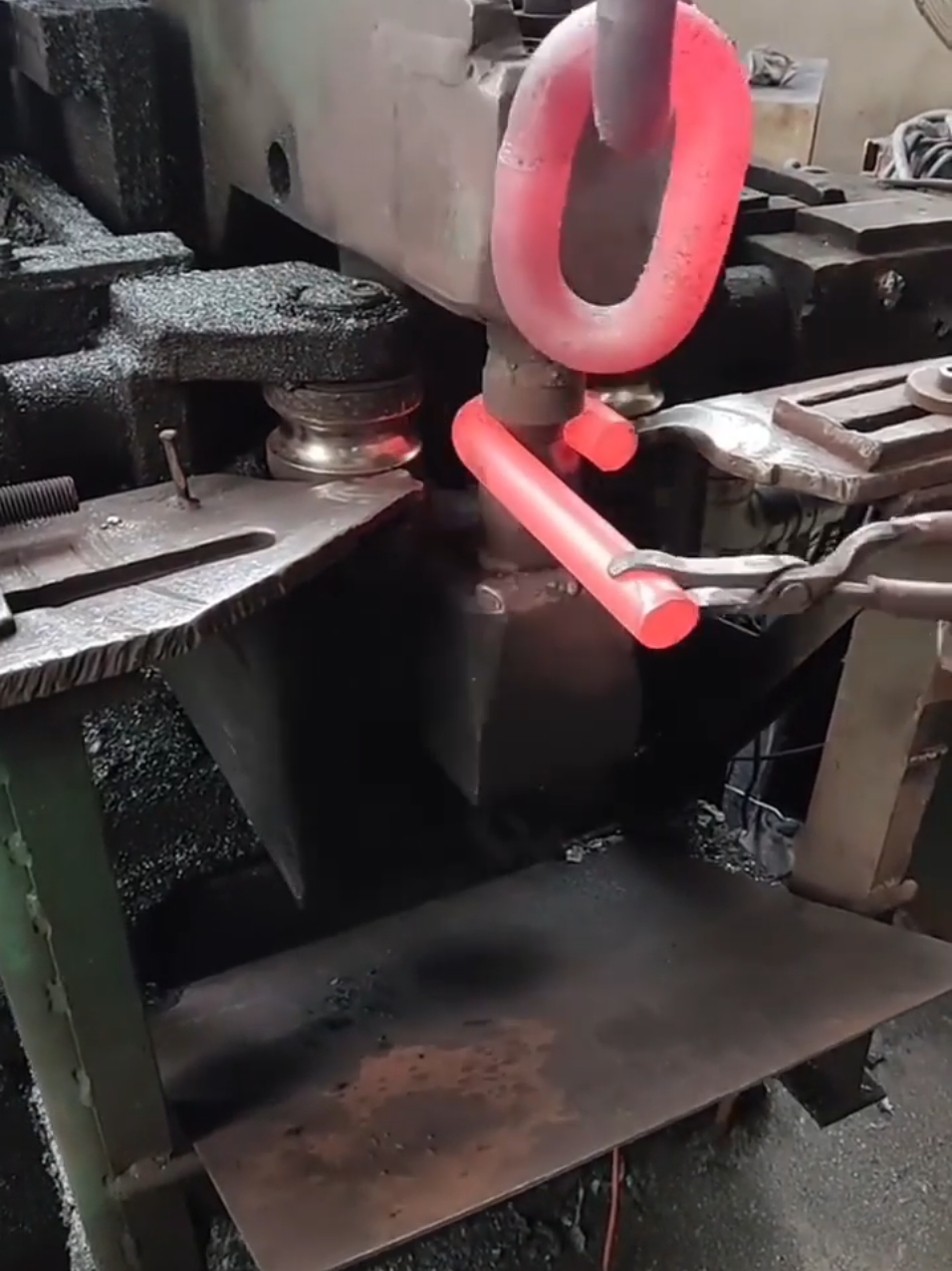 making a chain ⛓️‍💥 #chain #manufacturing #engineering #howitsmade #phonk 