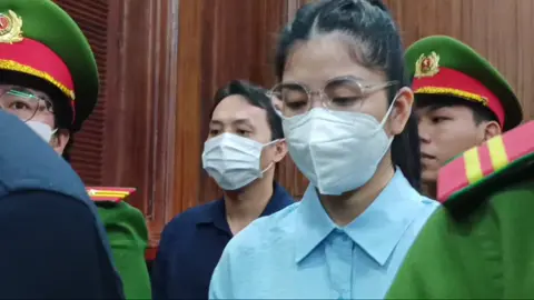 Hoa hậu Thùy Tiên, Hằng du mục mang khẩu trang kín mít#hoahauthuytien #hangdumuc #quanglinhvlog 