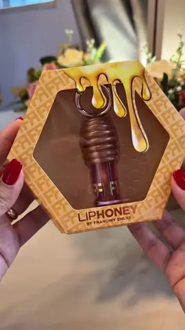 Gloss da franyni aqui na loja !!!!  O gloss que tomou conta das redes sociais finalmente chegou na nossa loja! O LipHoney by Franciny Ehlke é o queridinho do momento — um gloss brilhante, com textura deliciosa e aquele efeito mel que deixa os lábios irresistíveis desde a primeira aplicação. Com embalagem exclusiva em formato de colmeia, ele é perfeito para quem ama produtos diferenciados, estilosos e com resultado imediato. Além do visual incrível, o LipHoney deixa os lábios macios, hidratados e com um acabamento glow que destaca qualquer maquiagem. Se você ama estar por dentro das tendências e adora um brilho poderoso, esse é o gloss que não pode faltar na sua necessaire! ✨🐝 ⸻ ✨ Benefícios: 	•	Brilho intenso estilo “efeito mel” 	•	Textura confortável e não pegajosa 	•	Hidratação duradoura 	•	Embalagem única e colecionável 	•	Tendência viral no TikTok e Instagram 	•	Produto oficial inspirado por Franciny Ehlke #lipglosses #liphoney #labios #lipoil #francinyehlke