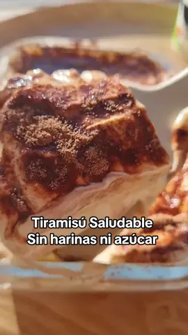 #creatorsearchinsights  Cuántos postres “saludables” probaste que no funcionan? 🤯 Este Tiramisú Express sí. Es rápido, esponjoso, sin harinas ni azúcar… y queda INCREÍBLE. Si querés más recetas saludables, fáciles y deliciosas seguime en @evecocinaybienestar ✨ Ingredientes del bizcochuelo (molde 12 cm): 🥚 2 huevos 🥄 3 cdas de leche en polvo sin azúcar @sveltyarg  ➡️ Reemplazos: • 3 cdas de harina de almendras • o 2 cdas de harina de coco (+ un toque más de huevo si necesitás humedad) 🥥 1 cda de coco rallado 🍯 1 cda de @konystevia en polvo 🌟 1 cdita de polvo para hornear Paso a paso del bizcochuelo: 1️⃣ Mezclá los 2 huevos. 2️⃣ Sumá @konystevia en polvo. 3️⃣ Agregá la leche en polvo, el coco rallado y el polvo para hornear. 4️⃣ Integrá bien hasta obtener una mezcla espesa. 5️⃣ Llevá a un molde de 12 cm previamente engrasado. Cocción: 🔥 Microondas: 1:30 a 3 min 🔥 Airfryer: 160 °C — 8 a 10 min 🔥 Horno: 170 °C — 12 a 15 min Armado del Tiramisú: ☕ Humedecé cada capa del bizcochuelo en café fuerte frío. 🍰 Alterná capas: bizcochuelo + crema (queso crema + yogur griego + @konystevia + toque de cacao). 🍫 Espolvoreá cacao amargo entre capas y en la superficie final. ❄️ Llevá 20–30 min a heladera. ¿Querés ver más recetas? Dejá abajo la palabra Tiramisú 😋 #r#recetassaludablesl#lowcarbp#postressaludablest#tiramisu#sinharinas  