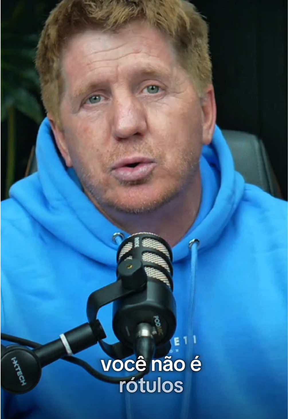 Se coisas pequenas te afetam, é porque, lá no fundo, você ainda se sente pequena. E se você se acha incrível, mas a opinião de alguém dizendo o contrário te derruba… é porque a sua confiança ainda depende do olhar do outro. Quando você não sabe quem é de verdade, qualquer comentário vira verdade. Quando falta autoconhecimento, sobra impacto da opinião alheia