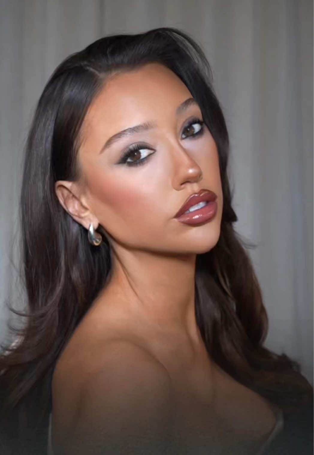 Smokey Glam is always a good idea ⭐️ This bold, edgy look isn’t complete without a statement lip and touch of shimmer. #RimmelLondon #LiveLifeLoud #Magnifeyes #Scandaleyes #WonderBond #LongLiveLashes #MaxiBlush #LastingFinish #ButterMeUp