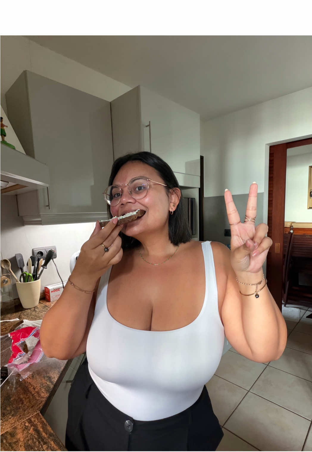 FROMAGE FRAIS  Ingrédients : 	•	2 yaourts grecs 	•	Sel 	•	Ciboulette 	•	Échalotes (Option Noël 🎄 : aneth + saumon fumé) Recette : 	1.	🥣 Verser les yaourts grecs dans un torchon propre, saler, bien serrer et placer dans un chinois au-dessus d’un saladier. 	2.	🧊 Laisser s’égoutter toute une nuit au réfrigérateur pour que le petit-lait s’écoule. 	3.	🌿 Le lendemain, transférer le fromage dans un bol et assaisonner avec ciboulette et échalotes. 	4.	🎄 Pour une version festive, ajouter de l’aneth et du saumon fumé. 	5.	🍽️ Servir bien frais sur des toasts ou avec du pain grillé… un vrai délice fait maison ! #homemadecheese #freshcheese #Foodie #EasyRecipe #homecooking #delicious #creamy #tasty #gourmet #christmasfood #FoodLover #foodstagram #healthyfood #simpleandgood #appetizer #noumea #newcal #nouvellecaledonie 