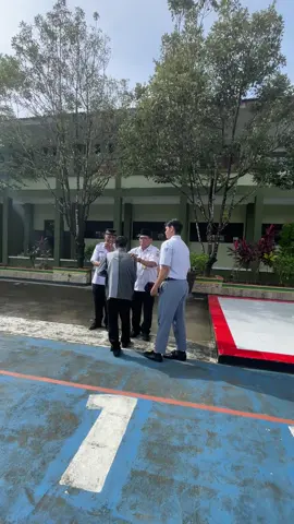 selamat berkarya di sekolah baru pak widodo dan selamat datang pak singgih santoso #TerimakasihPakWidodo #SelamatDatangPakSinggih @SMANSABA OFFICIAL @Osismpksmansaba 