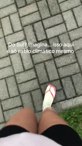 Friozinho = chinelo + meia mode ON 🩴🧦