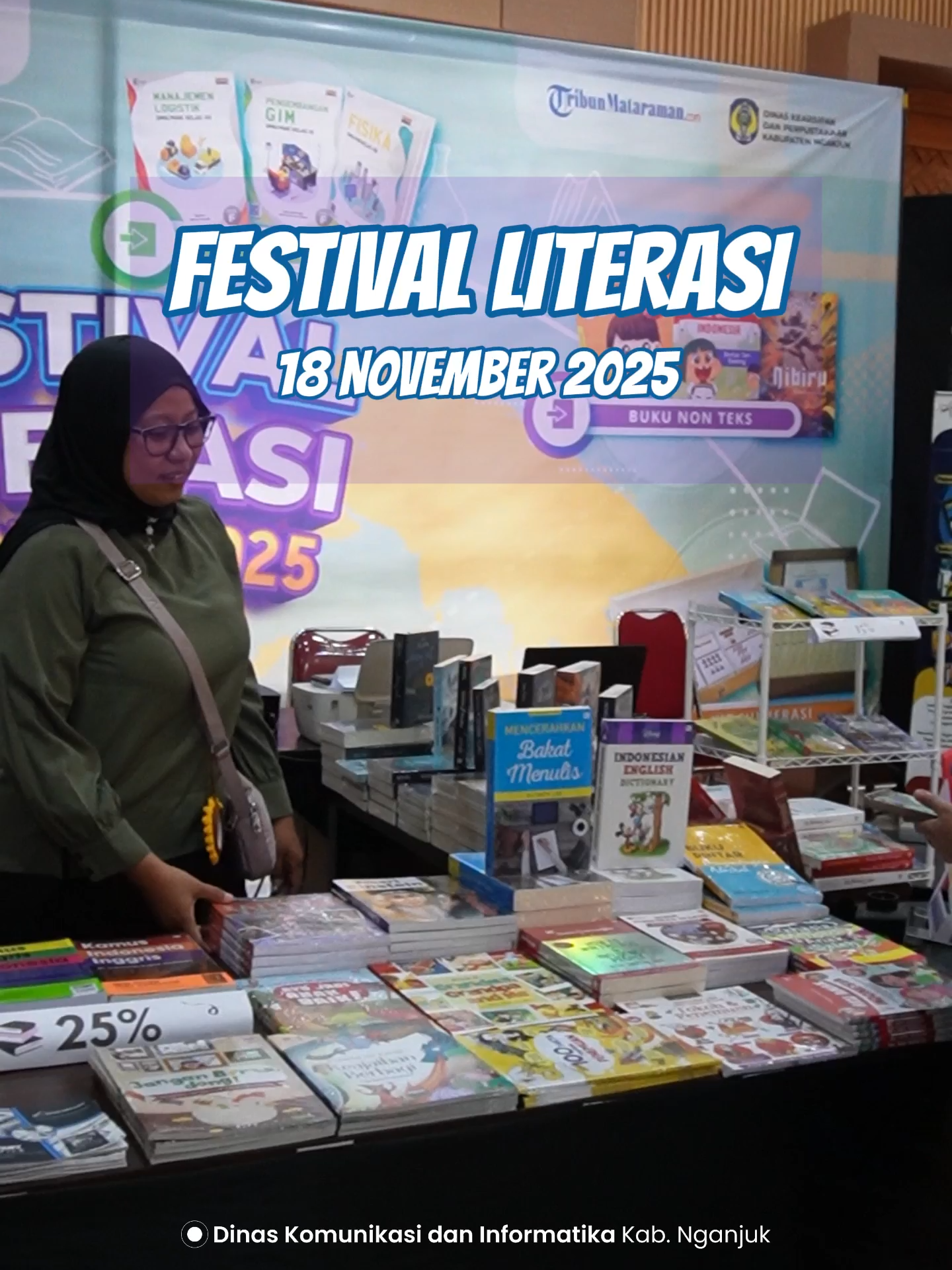 Festival Literasi Kabupaten Nganjuk kembali menghadirkan kegiatan inspiratif melalui Workshop Literasi Digital untuk guru TK dan PAUD yang diselenggarakan Dinas Kearsipan dan Perpustakaan di Gedung Wanita Nganjuk. Kegiatan ini bertujuan membekali para pendidik dengan pendekatan pembelajaran yang humanis, kreatif, dan menyenangkan bagi anak usia dini. Dua narasumber nasional, Abah Najib dan Binti Rosidah, dihadirkan untuk berbagi wawasan dan pengalaman terkait pembelajaran yang berorientasi pada kebahagiaan anak. Dalam sesi pemaparannya, Abah Najib menekankan pentingnya kebahagiaan sebagai inti pendidikan anak usia dini. Ia mengajak guru menjaga ketenangan hati, berpikir positif, dan membangun kehadiran yang menyenangkan di kelas, karena energi positif guru sangat memengaruhi kondisi belajar anak. Ia juga memperluas makna literasi sebagai proses memahami dunia anak melalui membaca, mendengar, melihat, hingga merasakan, dengan kepekaan hati sebagai fondasi utamanya. Sementara itu, Binti Rosidah menegaskan konsep guru idola sebagai sosok teladan yang digugu dan ditiru. Guru dituntut menghadirkan suasana kelas yang hidup, hangat, dan menginspirasi. Melalui workshop ini, pemerintah daerah berharap guru semakin percaya diri menciptakan pembelajaran yang selaras dengan perkembangan anak, sekaligus memperkuat ekosistem literasi di sekolah, keluarga, dan komunitas. Festival Literasi Nganjuk menunjukkan komitmen daerah dalam membangun generasi literat, kreatif, dan siap menghadapi tantangan zaman.