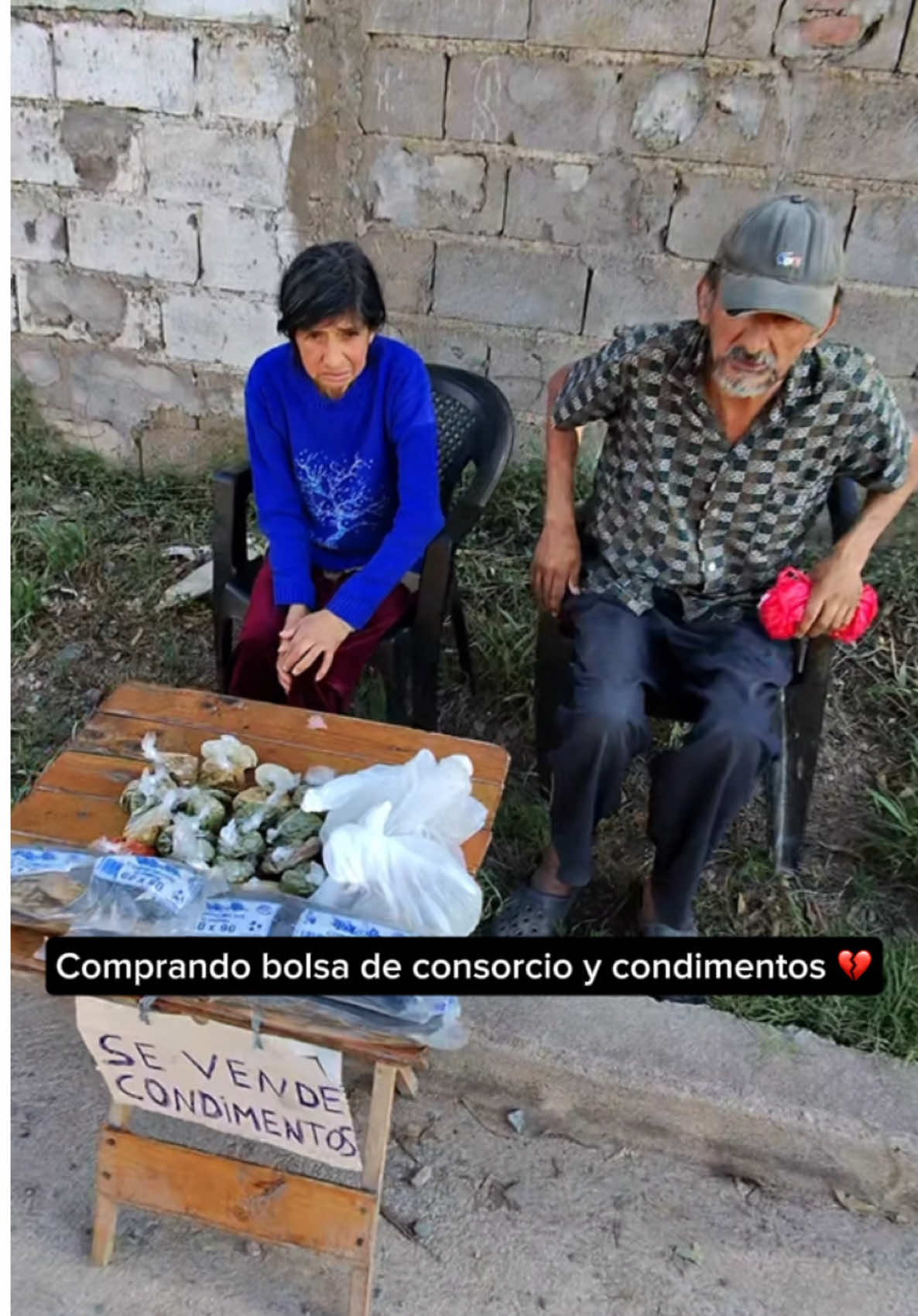 Dos abuelitos hermanos trabajando juntos en las calles… y la vida les tenía una sorpresa Si te gustaría colaborar con los casos que llevamos día a día te dejo el alias de la fundación: jorge.fundacion a nombre de ( fundación somos de la gente)