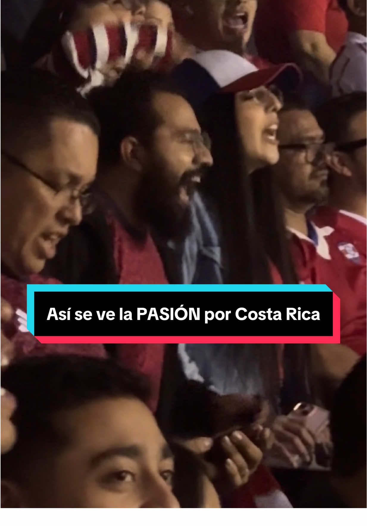Esto es PASIÓN por Costa Rica ❤️🇨🇷 Un aficionado entona a todo pulmón el himno desde el Estadio Nacional de San José. 📺 EN VIVO por @Telemundo y 📱 Telemundo APP #EliminatoriasConcacaf #MundialTelemundo #CostaRica #Honduras 