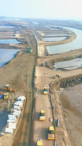 VINHOMES CẦN GIỜ TIẾN ĐỘ NHANH CHÓNG MẶT ĐÃ THI CÔNG TRẢI THẢM NHỰA LÊN ĐÈN ĐƯỜNG 📸 Em Minh Hiếu cập nhật đến anh chị Khách Hàng tiến độ phân khu B - Vịnh Ngọc sáng nay 19/11/2025 sau 1 tuần quay trở lại.  Phải công nhận chưa kịp viết content mới tiến độ thay đổi nhanh liên tục, đổi mới đẩy mạnh thi công các hạn mục hạ tầng trải thảm nhựa, đã lên trục điện, đèn đường tại khu Vịnh Ngọc…. Tốc độ nhanh khủng khiếp anh chị ơi  #VinhomesGreenParadise #CầnGiờ #vinhomescangio #xuhuongtiktok 