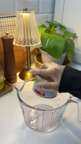 بسبوسة بالشعيريه  ✨✨✨✨✨ جميع المكونات مقياسها علبة القشطه علبة قشطه علبتين سميد حليب محموس سكر ملعقة بيكنج باودر  زيت مويه  نخلطها مع بعض وننزلها بصينيه مدهونه طحينه  نضيف على الوجه شعيريه مطحونه ومحموسه بزبده  وندخلها الفرن من فوق وتحت لمدة نصف ساعه او لما تستوي  التشريبه : نصف علبة حليب مكثف محلى   نصف علبة حليب مبخر  نضيفها للبسوسه وهي حاره ونتركها لما تبرد ثم نقطعها وعليكم بألف عافيه 🌷🤍