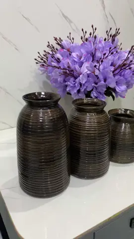 Set 3 lọ hoa gốm men mộc xinh xắn xịn mê. Cắm hoa gì cũng hợp #set3lọhoa #lohoagom #xh #xuhuong #lọhoađểbàndecor 