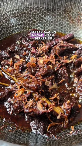 Setiap kali balik kampung, inilah antara lauk yang wajib ada — Daging Masak Hitam Berkerisik 🥩 🥘  Rasa manis, masin, dan lemak berkerisik ni datang daripada gabungan Sos & Kicap Yuen Chun serta Kerisik Rasaku — Yang penting semua product ni Buatan Malaysia & dijamin Halal! Resepi ni Dibawakan khas oleh @Rasaku dan Yuen Chun . Boleh dapatkan di pasaraya seperti Aeon, Aeon Big, ST Rosyam, Billion, NSK, Econsave berhampiran anda. Nak lagi mudah, dapatkan je di showcase saya!  #dagingmasakhitam #LinacoBersamaMu #YuenChun #Rasaku #FromKampungWithLove