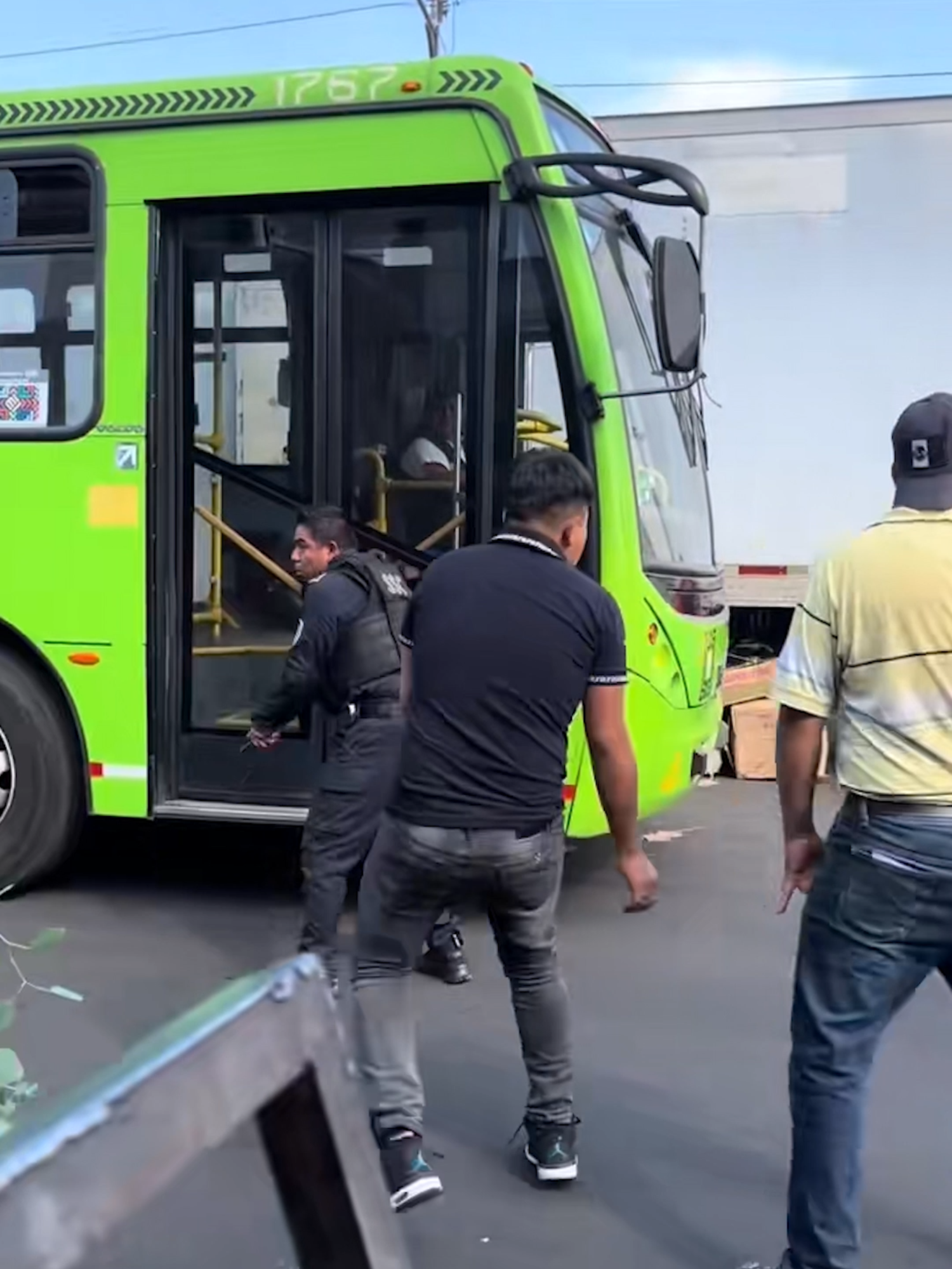 Usuario capta un enfrentamiento en la Central de Abastos en el que un policía dispara contra el suelo para frenar la confrontación. #Latinus #InformaciónParaTi