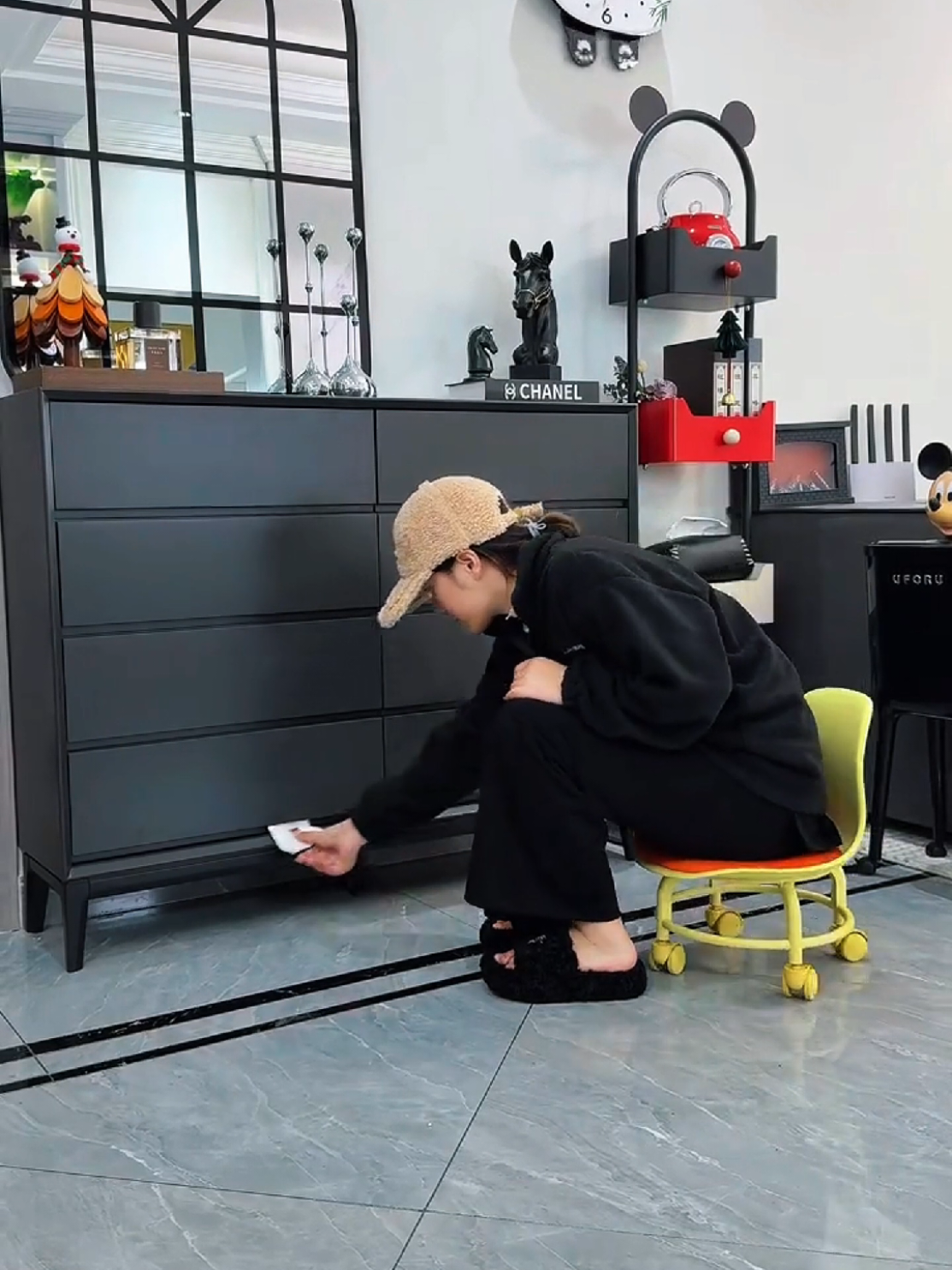 Chiếc ghế có bánh xe này làm việc không cần cúi người #ghe #giadung #dogiadung #dotienich #ghecobanhxe 