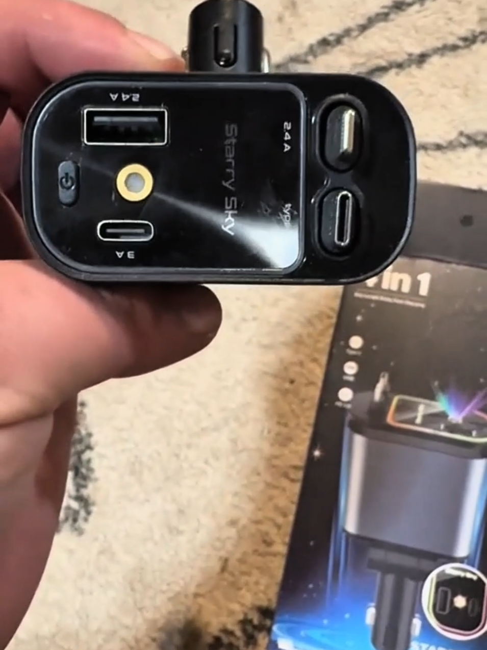 Com luz LED estrelada, carregamento ultrarrápido e compatibilidade universal, ele funciona com iPhones, Androids, tablets e muito mais. #carregadorveicular #carregador4em1 #carregadorrapido #tecnologia #acessoriosparacarro 