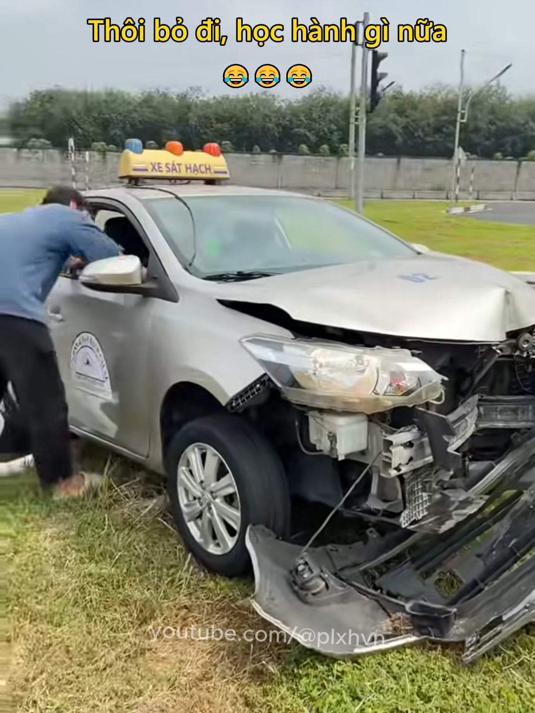Thôi bỏ đi, học hành gì nữa 😂 #giaothong #phunu #hoclaixe #hoclaixeb2 #daotaolaixe #antoangiaothong #plxhvn #phapluatxahoi