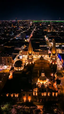 Explorando la Zona Metropolitana de Guadalajara de noche, donde cada rincón revela la esencia vibrante de la Perla Tapatía. ✨🌃#tiktokviral #guadalajara #fyp #tiktok #mexico 