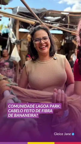 ✨ Marilza é liderança e moradora da comunidade Lagoa Park, uma verdadeira inventora! 🌿 Ela descobriu que a bananeira fornece uma fibra que pode ser transformada em fios de cabelo para apliques, desenvolveu produtos como cremes para deixá-los macios e explica um pouco desse processo incrível no vídeo. Mas sua criatividade vai muito além: são mais de 40 projetos que fortalecem a comunidade, especialmente as mulheres. 💪🏾 Que o espírito inventivo e criador da Marilza siga inspirando tantas outras mulheres a sonhar, realizar e transformar o mundo ao seu redor. 🌻  #Favela #cabeloslongos #CabeloDeFibraDeBananeira  #LagoaParkCG #EmpreendedorismoFeminino  