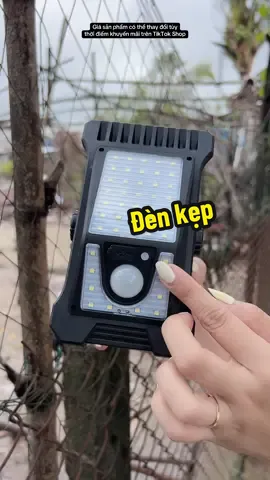 Đèn kẹp năng lượng mặt trời: thiết kế linh hoạt để kẹp lên bàn, kệ hoặc lan can, chiếu sáng hiệu quả mà không cần dây điện. Sạc bằng ánh nắng, tiết kiệm và thân thiện môi trường 🌞🔦 Giá sản phẩm có thể thay đổi tùy thời điểm khuyến mãi trên TikTok Shop #onggiareview #denkepNLMT #sangxanh #nangluongmattroi #fypVN 