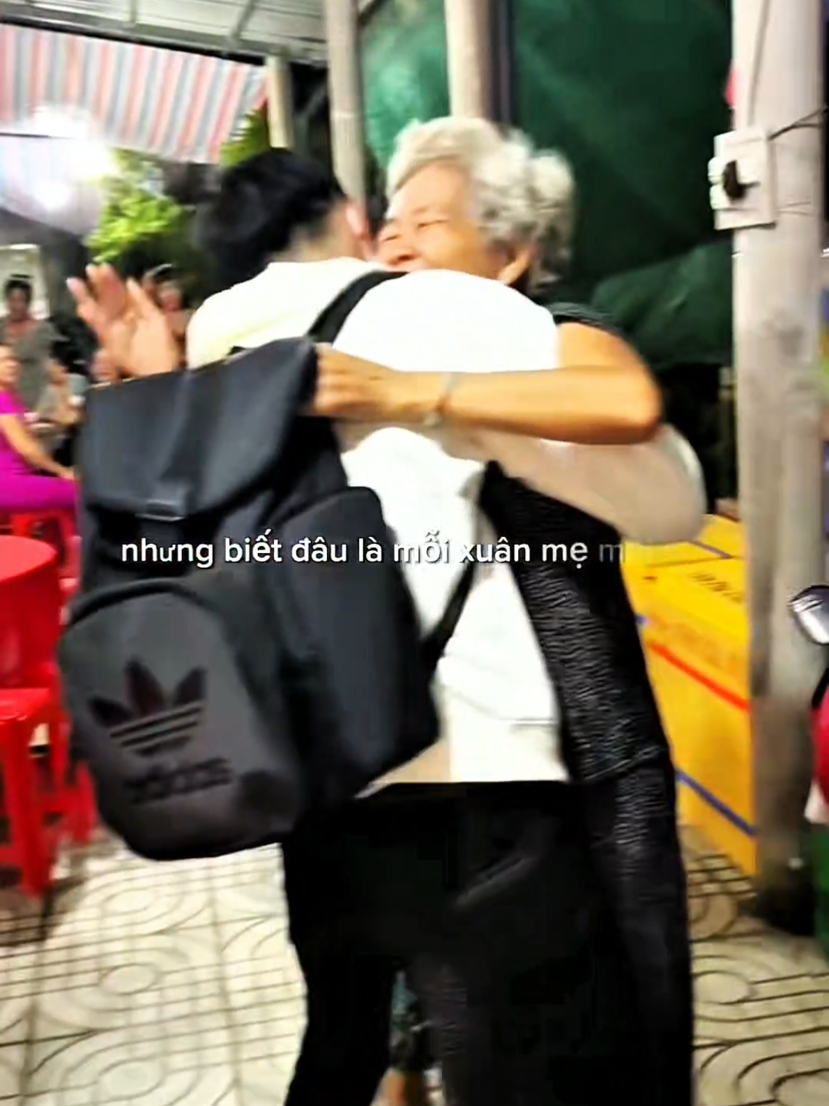 Niềm vui nhân đôi, ngày con gái lấy chồng, con trai bất ngờ trở về