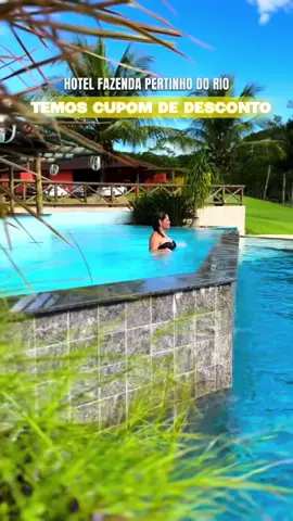 Imagina um hotel fazenda novinho, super completo e a só 1h30 do Rio? Pois é… encontramos esse lugar incrível e foi amor à primeira visita! Tem passeio pra duas cachoeiras lindas (de carro ou a cavalo), pensão completa com comida deliciosa, sobremesas e água e suco liberados durante as refeições… e ainda rolou noite da pizza e do fondue! A estrutura é um espetáculo: piscina com bar molhado, hidromassagem, sauna, pedalinho, pescaria, quadra de areia, área de jogos, recreação animada e muito contato com a natureza. É pet friendly e a equipe é super atenciosa, daquelas que fazem tudo com carinho! E o melhor: conseguimos 10% de desconto pra vocês! Mas atenção: • É preciso estar seguindo @prazerporviajar e @hotelfazendafilhosdovento  • Informar no ato da reserva que é seguidor do @prazerporviajar • Válido para finais de semana comuns — exceto feriados, datas comemorativas e períodos de férias. Comenta EU QUERO aqui ou chama no direct que a gente te explica como garantir o desconto! O valor da hospedagem varia de acordo com o número de pessoas, o tipo de acomodação e o período escolhido. Para mais informações e reservas, é só entrar em contato pelo WhatsApp: (21) 96870-1111. Hotel Fazenda Filhos do Vento — Cachoeiras de Macacu/RJ Você já conhecia esse hotel fazenda?