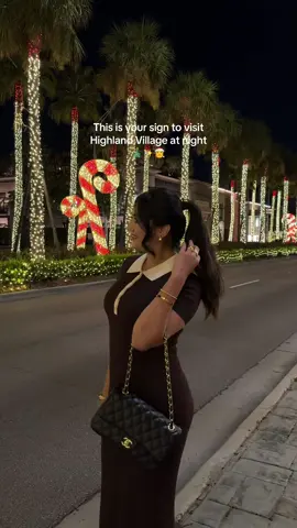 Highland Village is glowing for the holidays 😮‍💨✨🎄  #houston #highlandvillage #christmas #christmaslights 