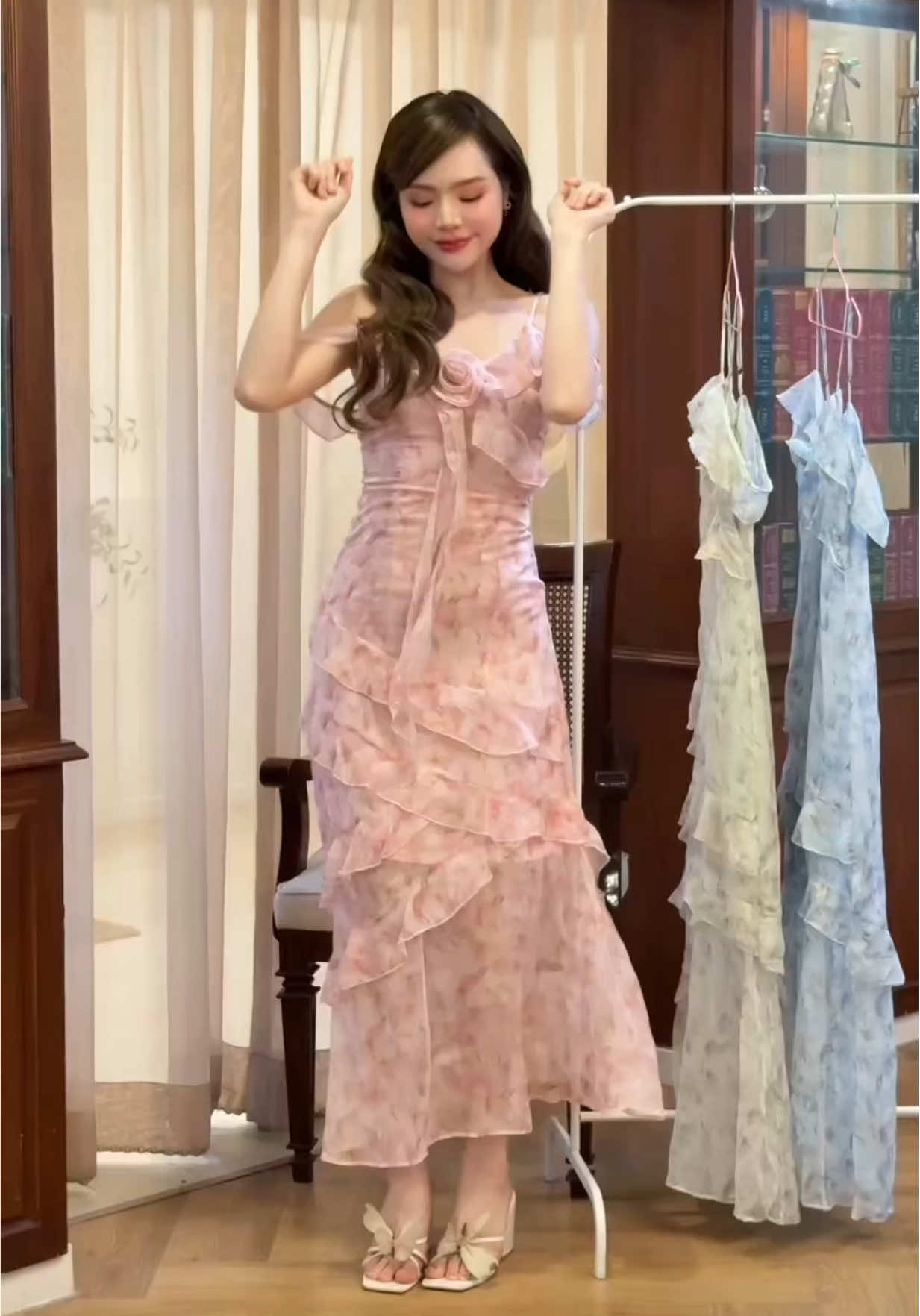 Re-Stock ตามคำเรียกร้อง~ 💕✨ น้อง Lady CottaRose เดรสยาวสุดสวยประจำซีซั่น! ผ้า Chiffon เนื้อดี พิมพ์ด้วยลายดอกกุหลาบสุดละมุน งานแต่งระบายปาดเฉียง ความเอียงขับให้รูปร่างดูเพรียว เน้นอกเอวด้วยคัตติ้งทรงสุดกระชับส่วน ซับในสีพื้นล้วน ทำให้ยิ่งดูหรูหราแบบสุดๆ ตัวชุดเป็นงานสายเดี่ยว ปรับได้ มาพร้อมกับงานปาดไหล่สุดเซ็กซี่ มีซิปหลังและซับใน เลอค่าจนใครๆก็ต้องเหลียวมอง! Color : Pink,Blue,Green  Size : XS S M L XL 2XL